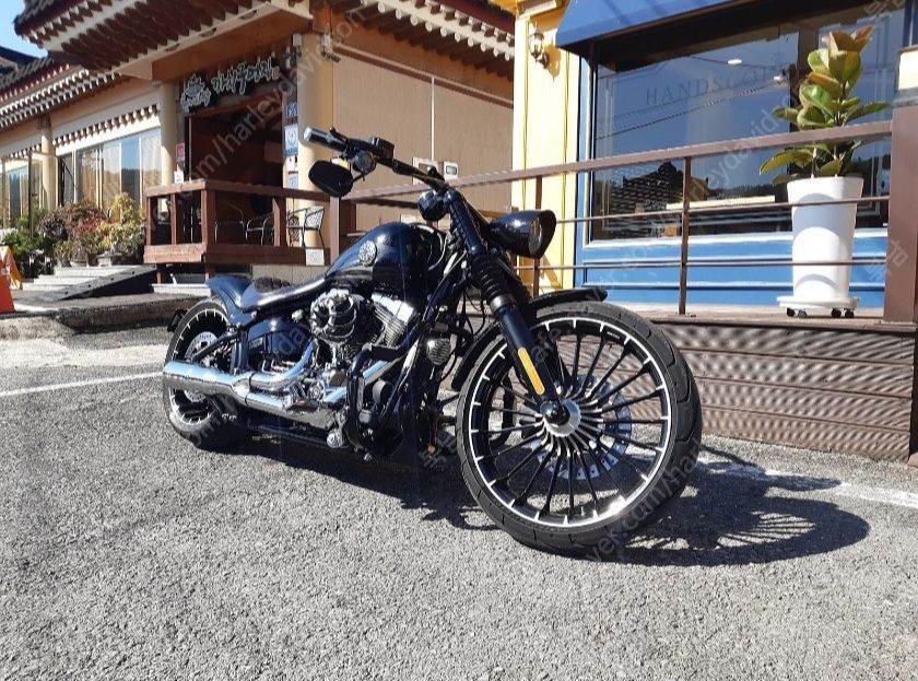 할리데이비슨 브래이크아웃 more