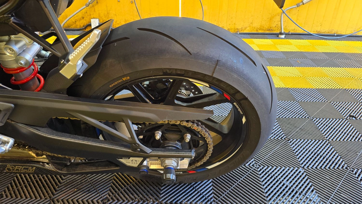 BMW S 1000 RR 2025 블랙 사진 2