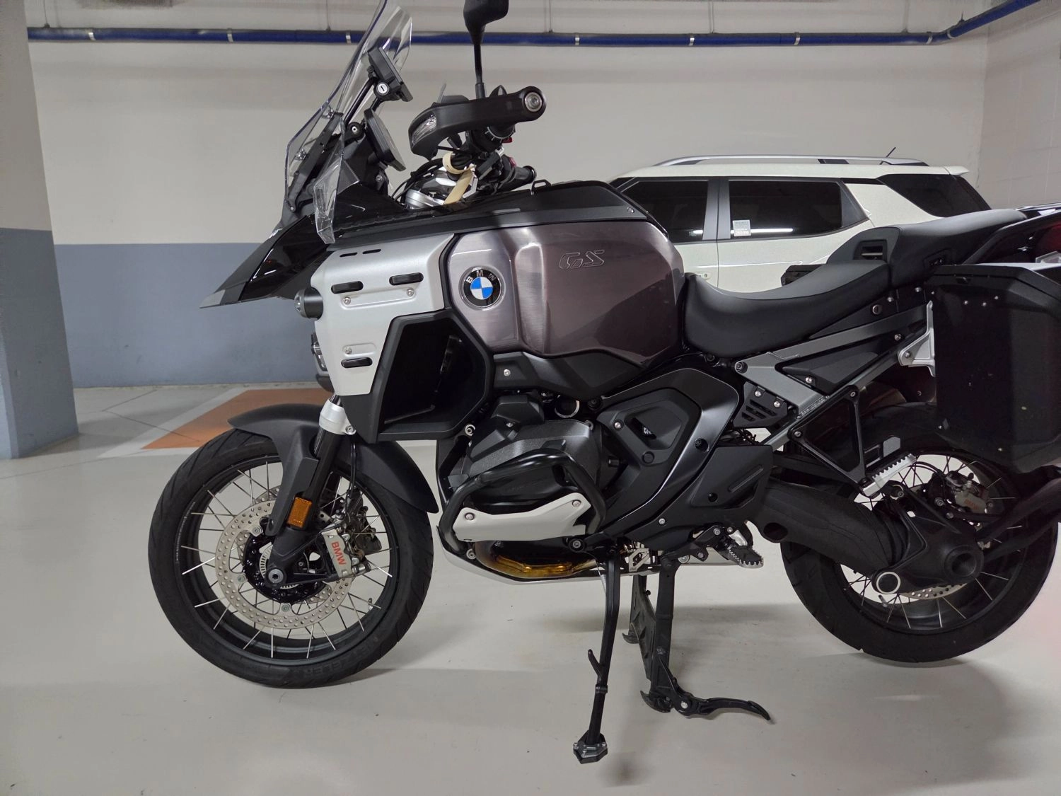 BMW R 1300 GS ADV 2025 블랙 사진 3