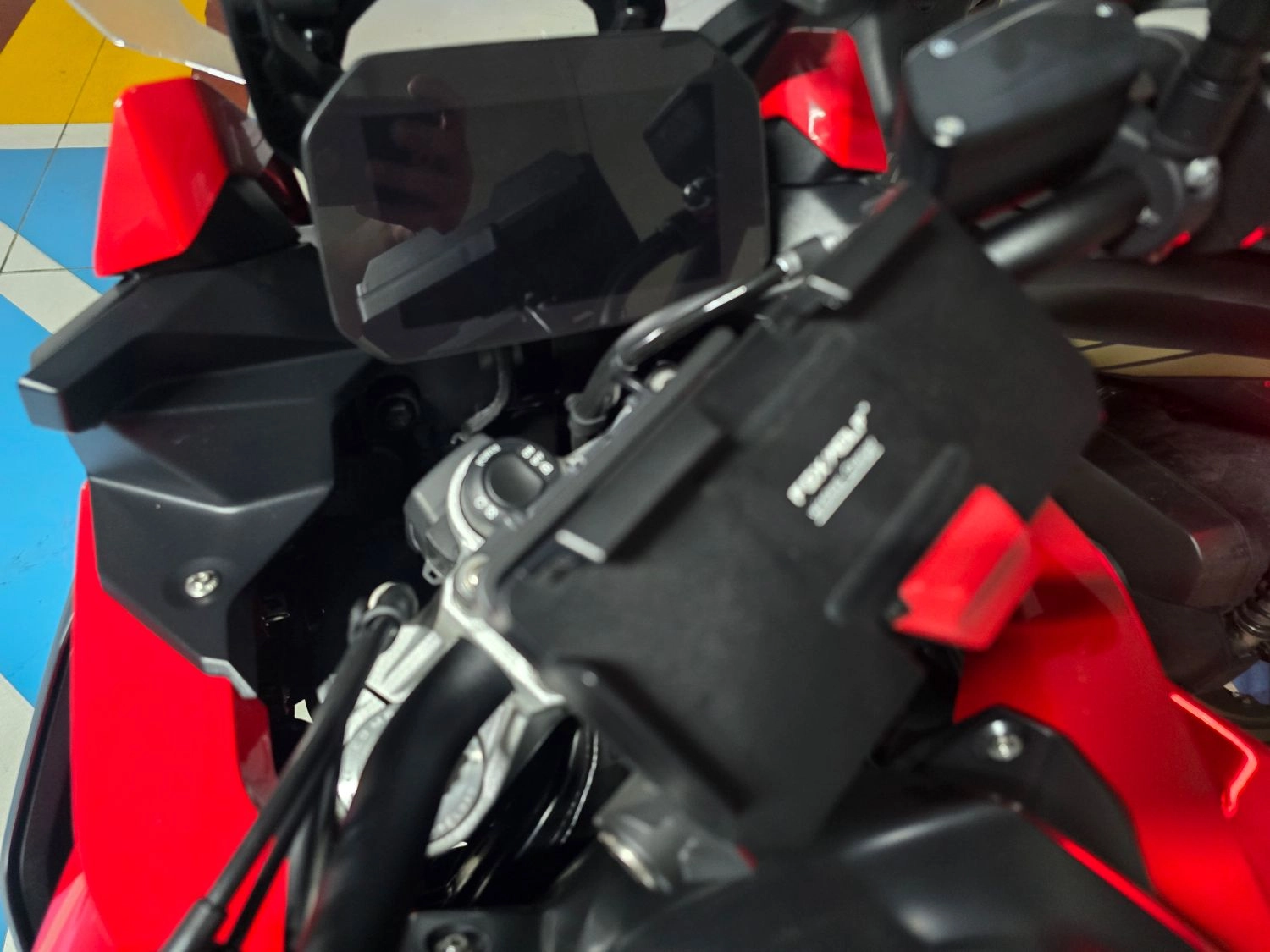 BMW F 900 XR 2025 레드 사진 3