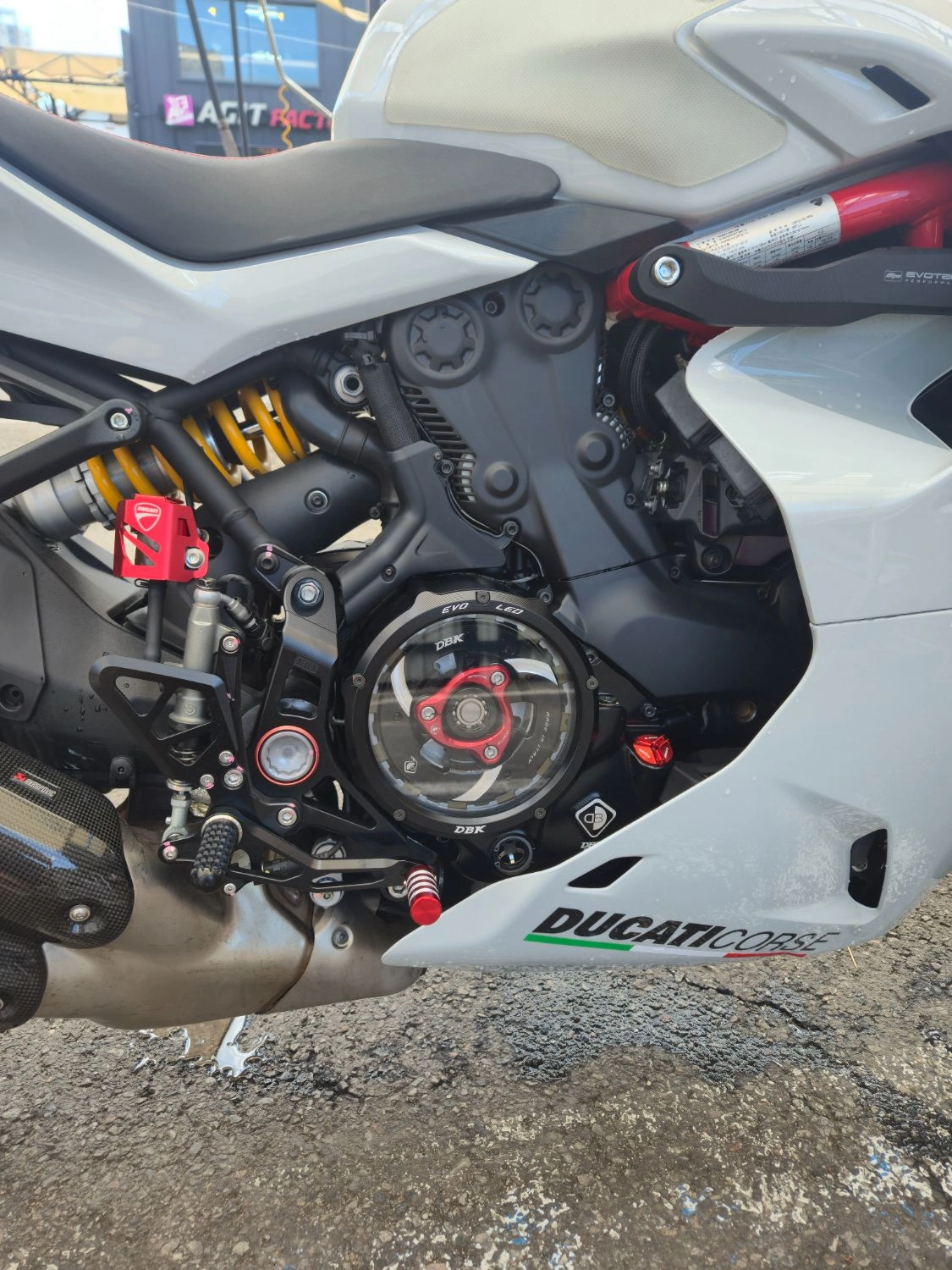두카티 슈퍼스포츠 950 S 2024 화이트 사진 5