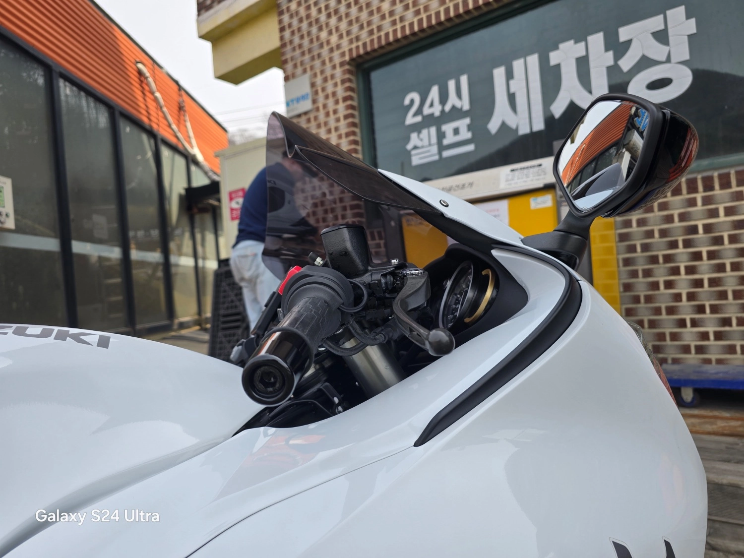 스즈키 하야부사 2023 화이트 사진 8