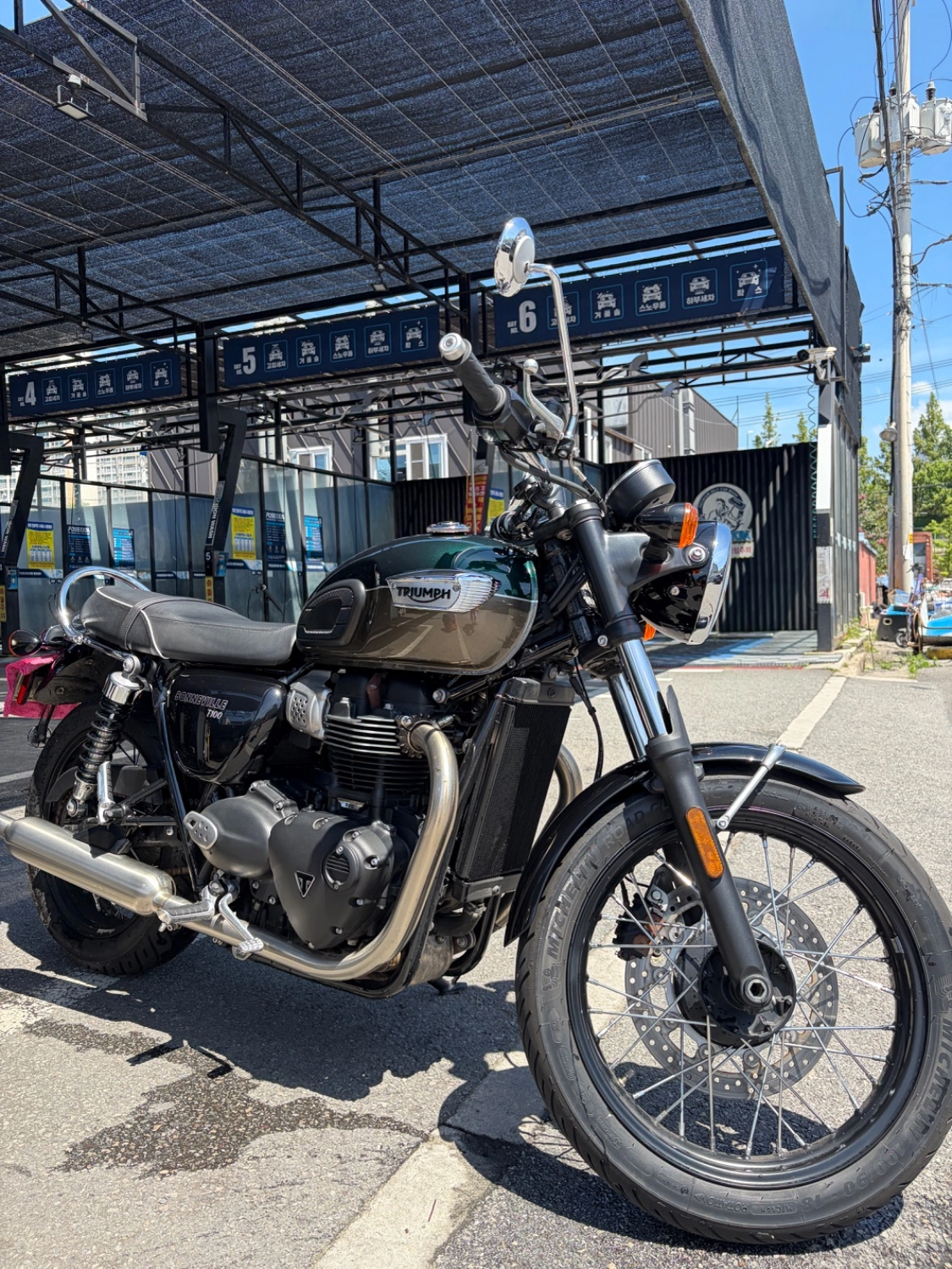 트라이엄프 본네빌 T100 2025 블랙 사진 7