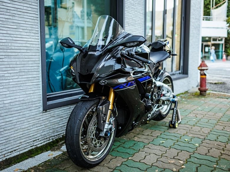 야마하 YZF R1 M 2024 블랙 사진 3