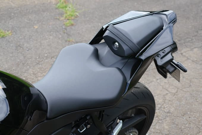 시트고를 5mm 낮추고 YZF-R1 및 R9과 동일한 엠보싱 패턴을 적용해 밀착감을 높인 신형 시트.