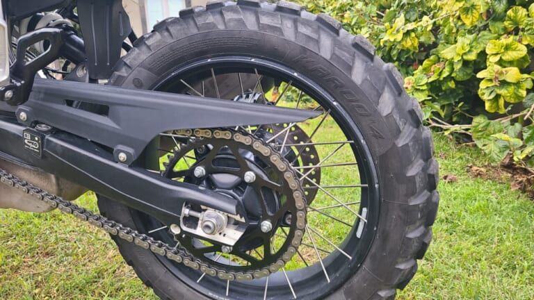 BMW F450GS｜扱いやすさと本格装備の両立。BMW F450GSの実力をシチリア島の泥んこセクションで徹底検証!【新型試乗インプレ】
