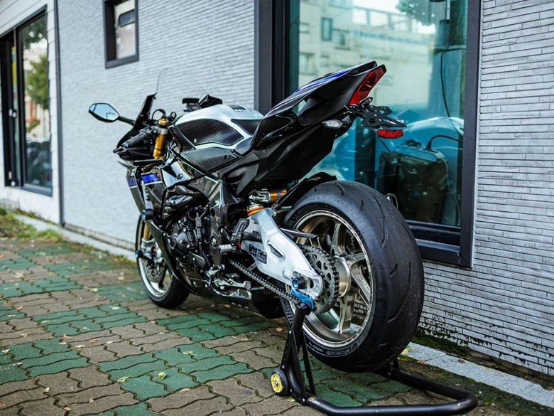 야마하 YZF R1 M 2024 블랙 사진 4