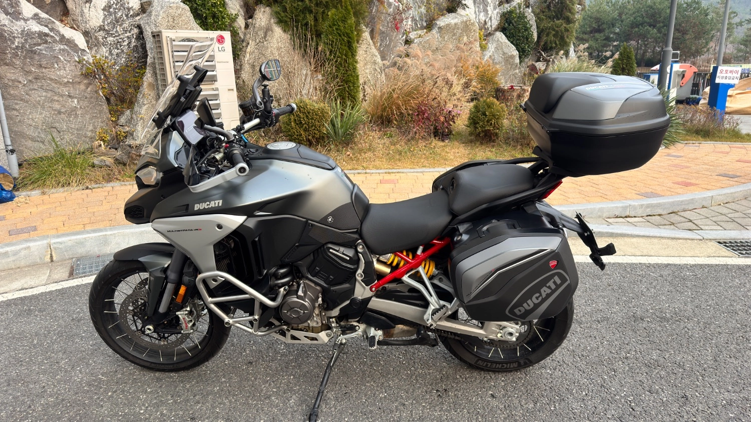 두카티 멀티스트라다 V4 S 2022 화이트 사진 5