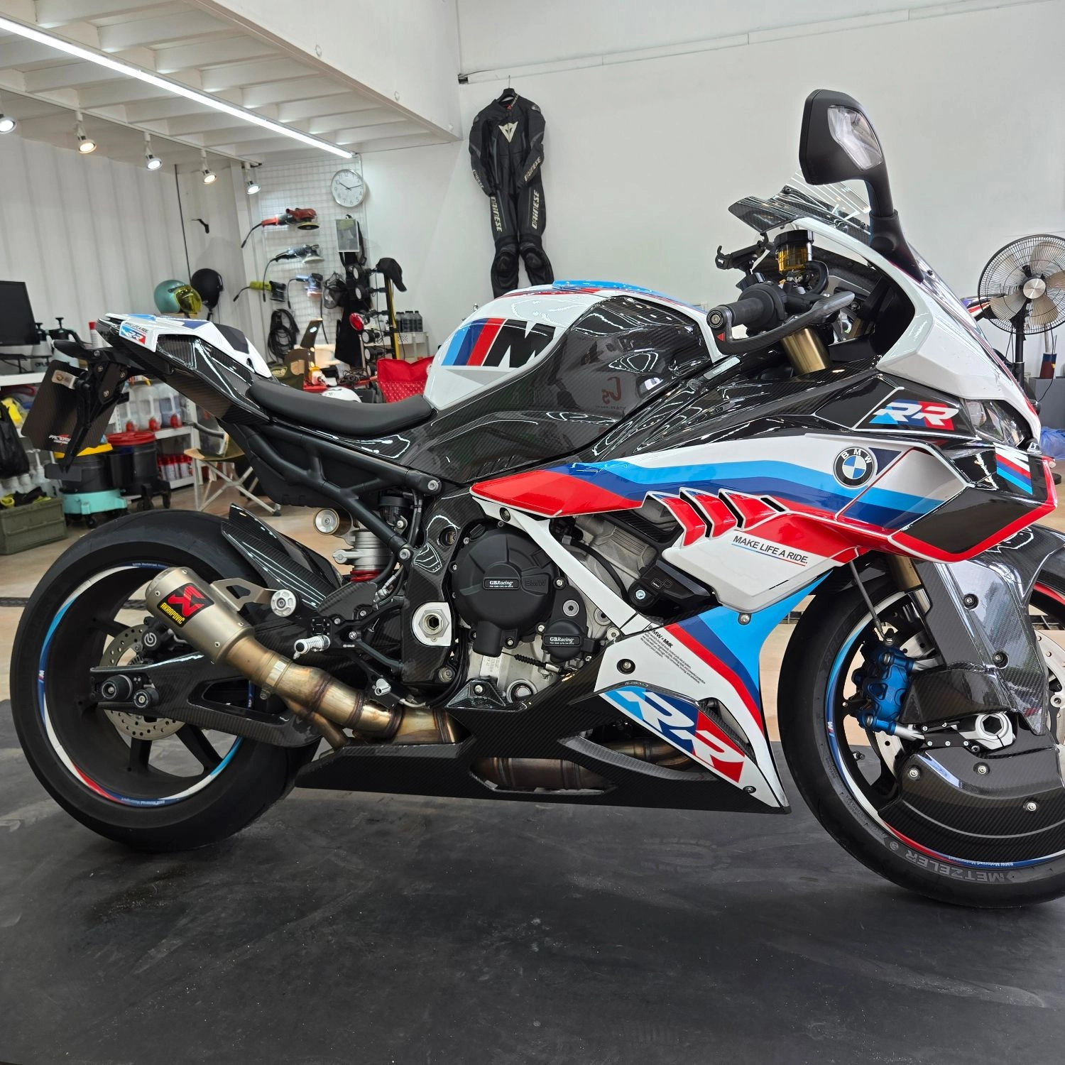 BMW S 1000 RR 2026 화이트 사진 2