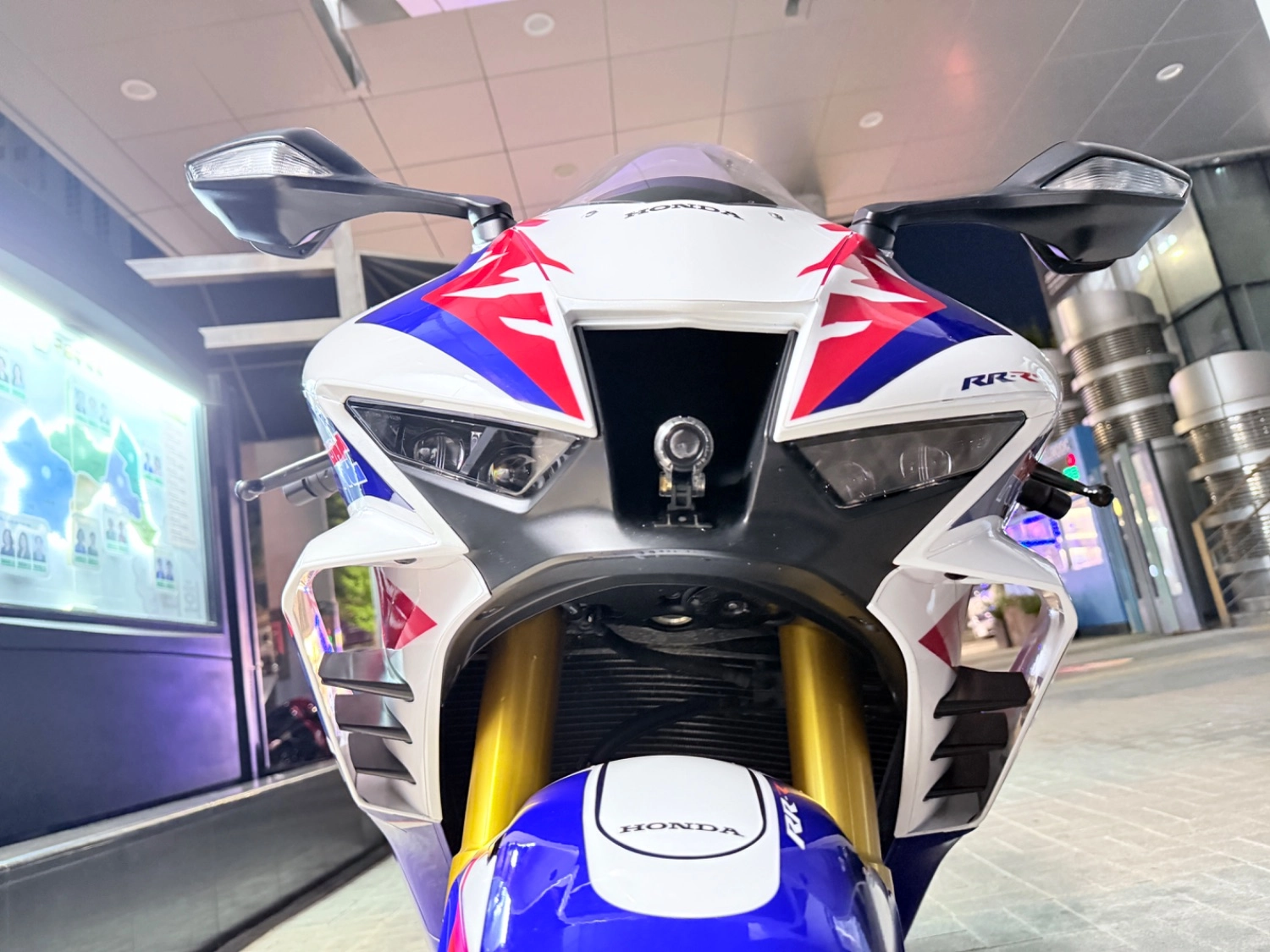 혼다 CBR 1000 RR-R 파이어블레이드 SP 2022 화이트 사진 2