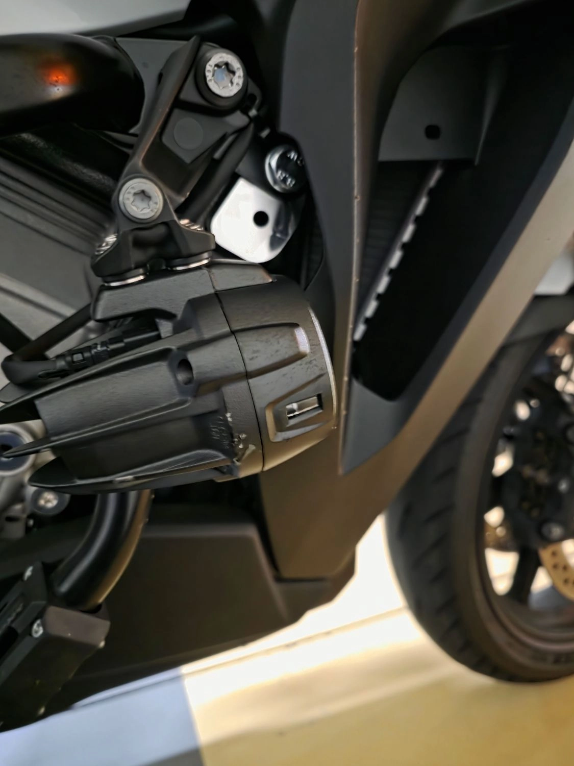 BMW S 1000 XR 2025 화이트 사진 4