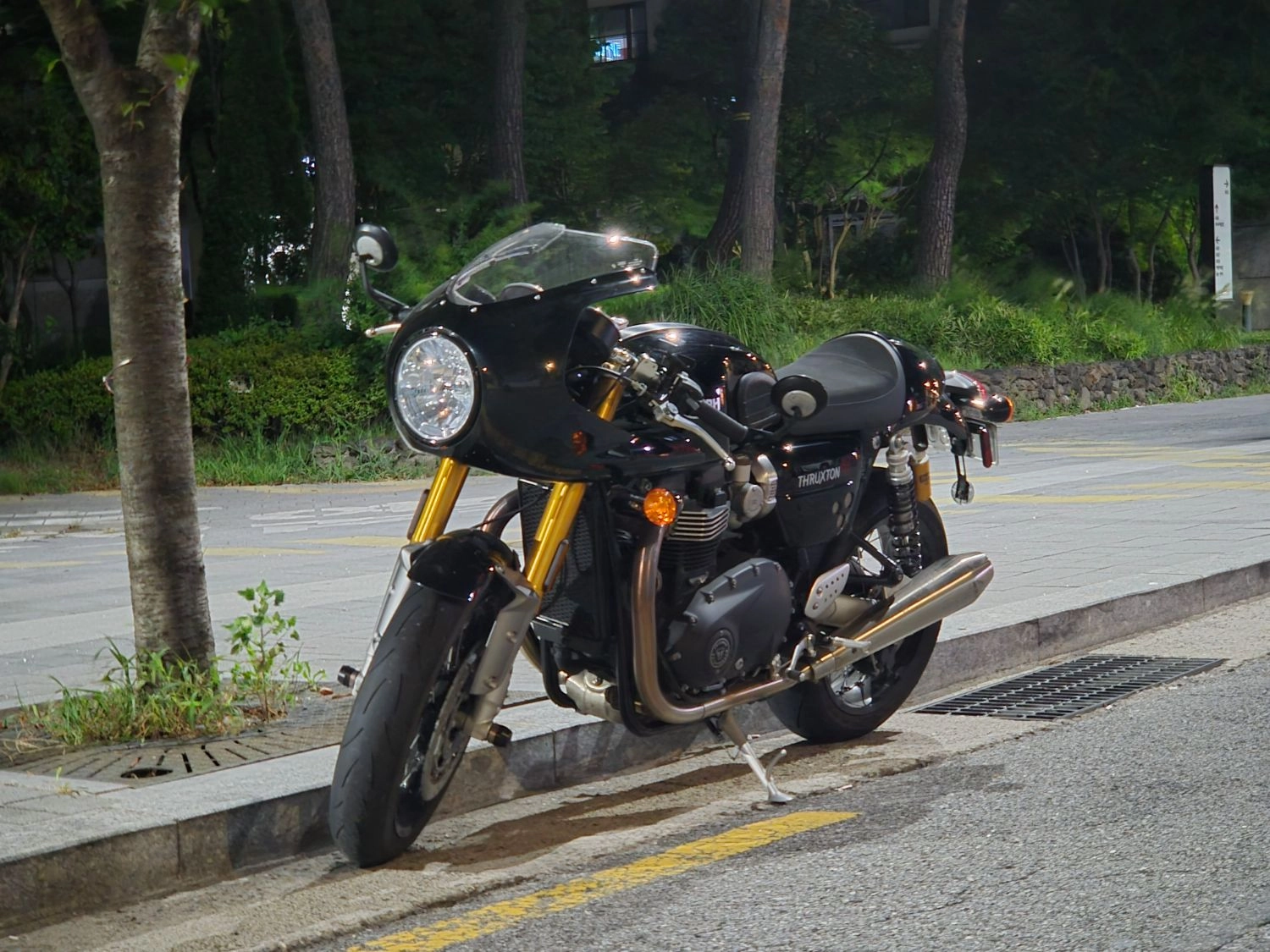트라이엄프 트럭스턴 RS 2020 블랙 사진 3