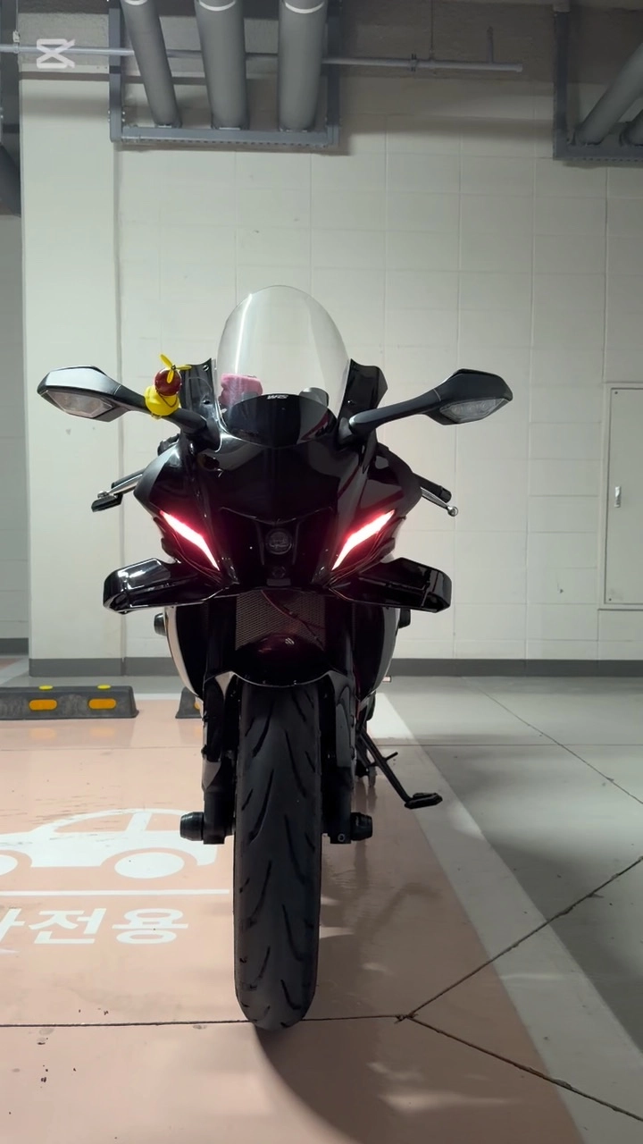 야마하 YZF R7 2022 블랙 사진 2