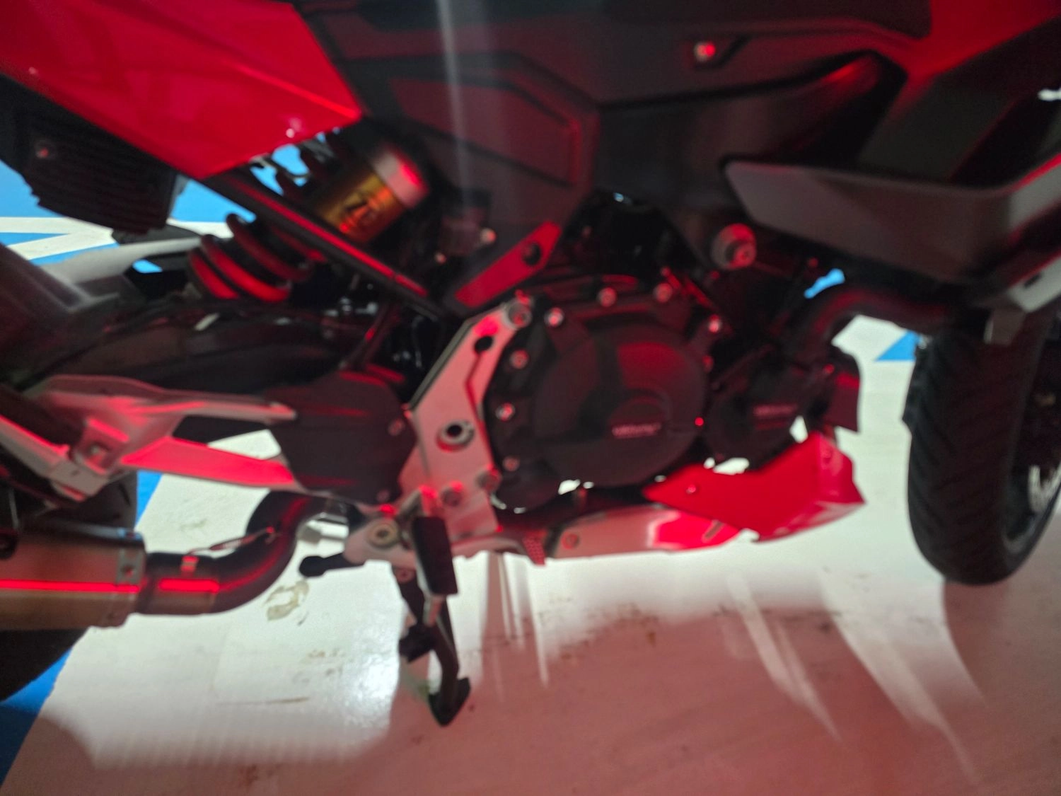 BMW F 900 XR 2025 레드 사진 4