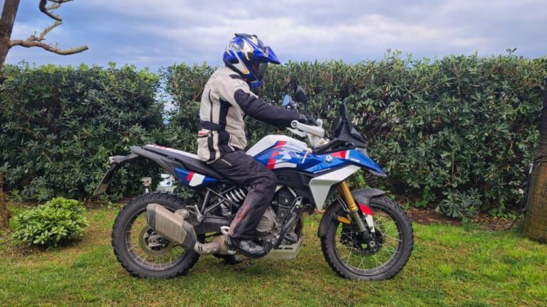 BMW F450GS｜扱いやすさと本格装備の両立。BMW F450GSの実力をシチリア島の泥んこセクションで徹底検証!【新型試乗インプレ】