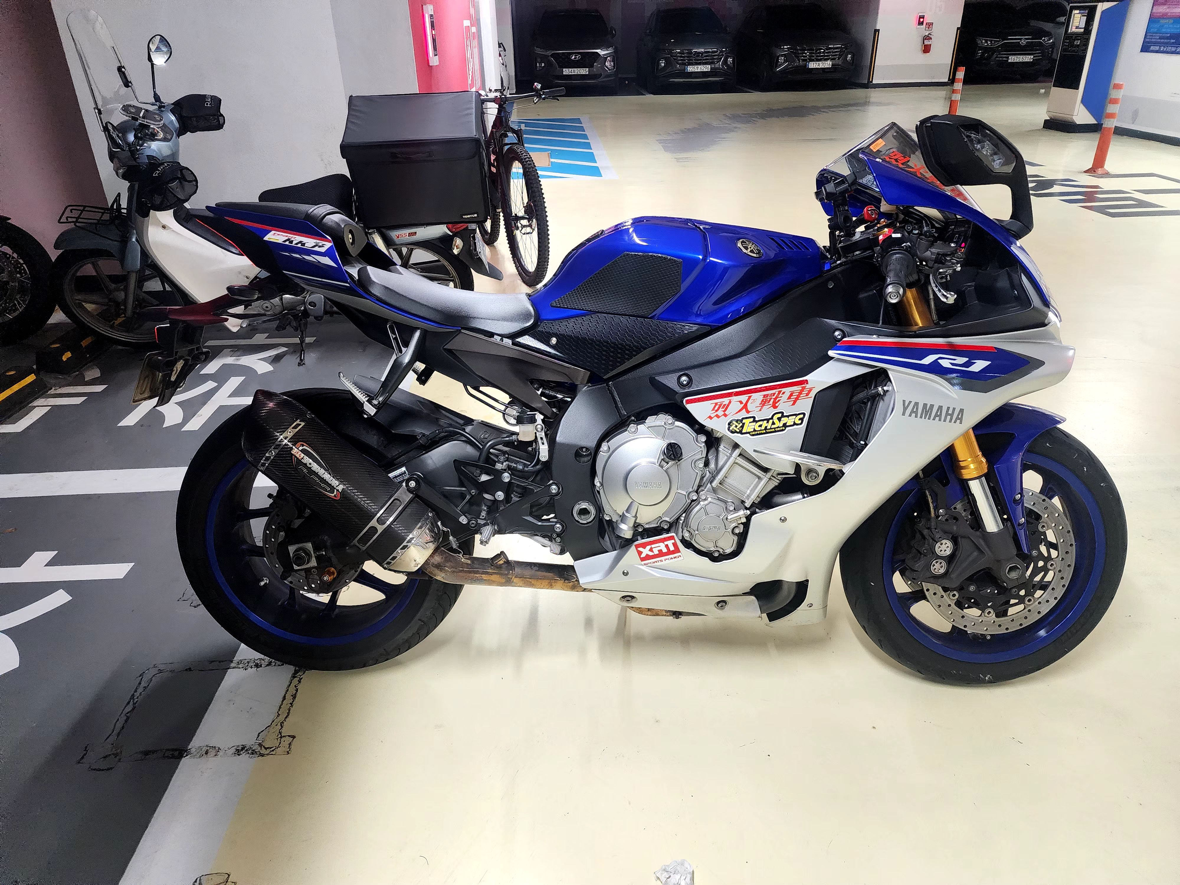 야마하 YZF R1 thumb 2