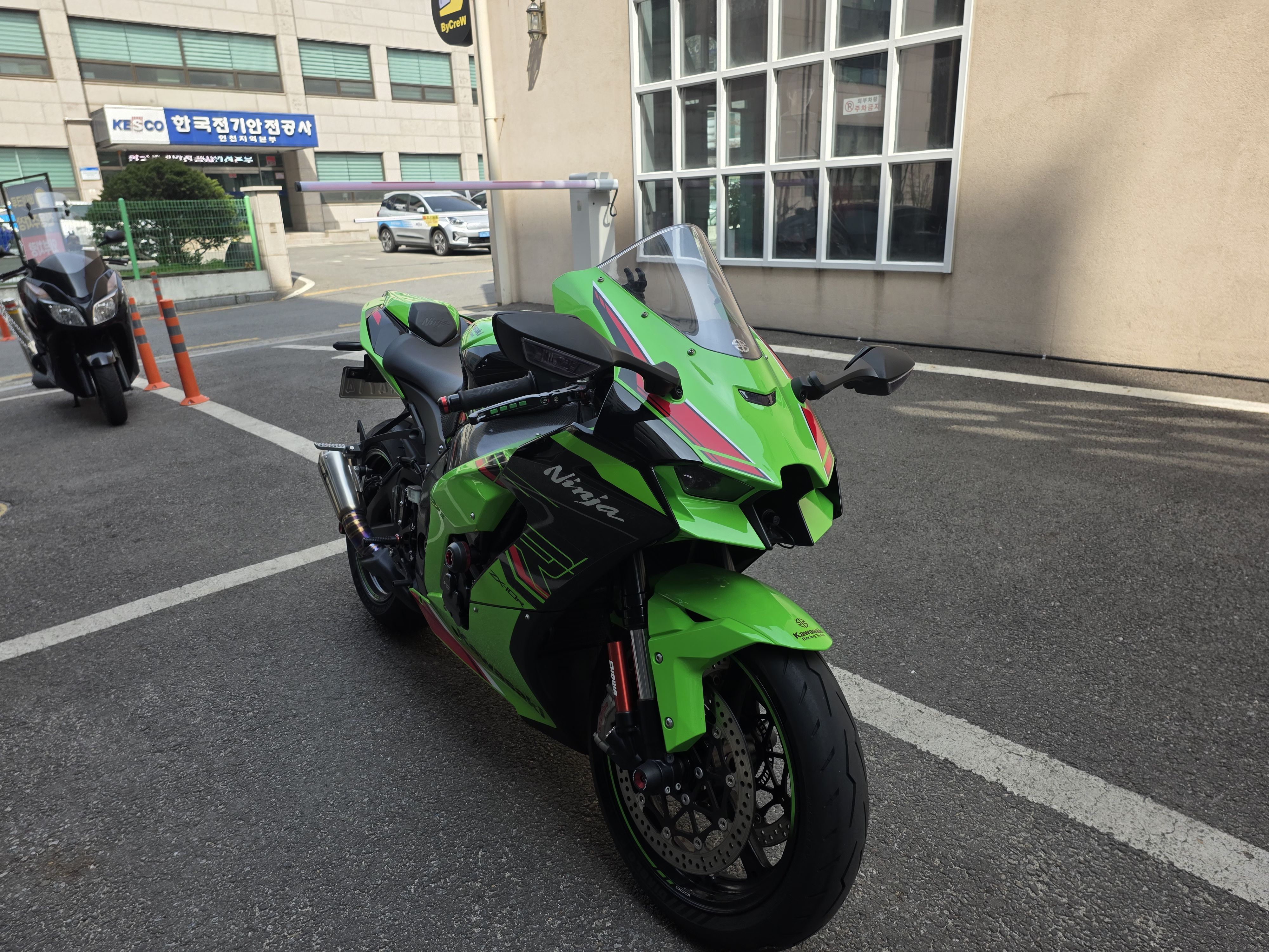 가와사키 닌자 ZX 10 R 2023 그린
