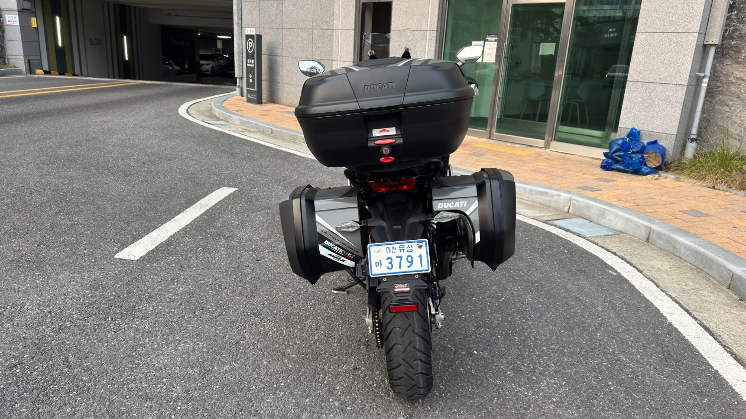 두카티 멀티스트라다 V4 S 2022 화이트 사진 4