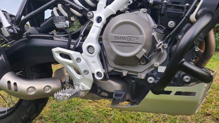 BMW F450GS｜扱いやすさと本格装備の両立。BMW F450GSの実力をシチリア島の泥んこセクションで徹底検証!【新型試乗インプレ】