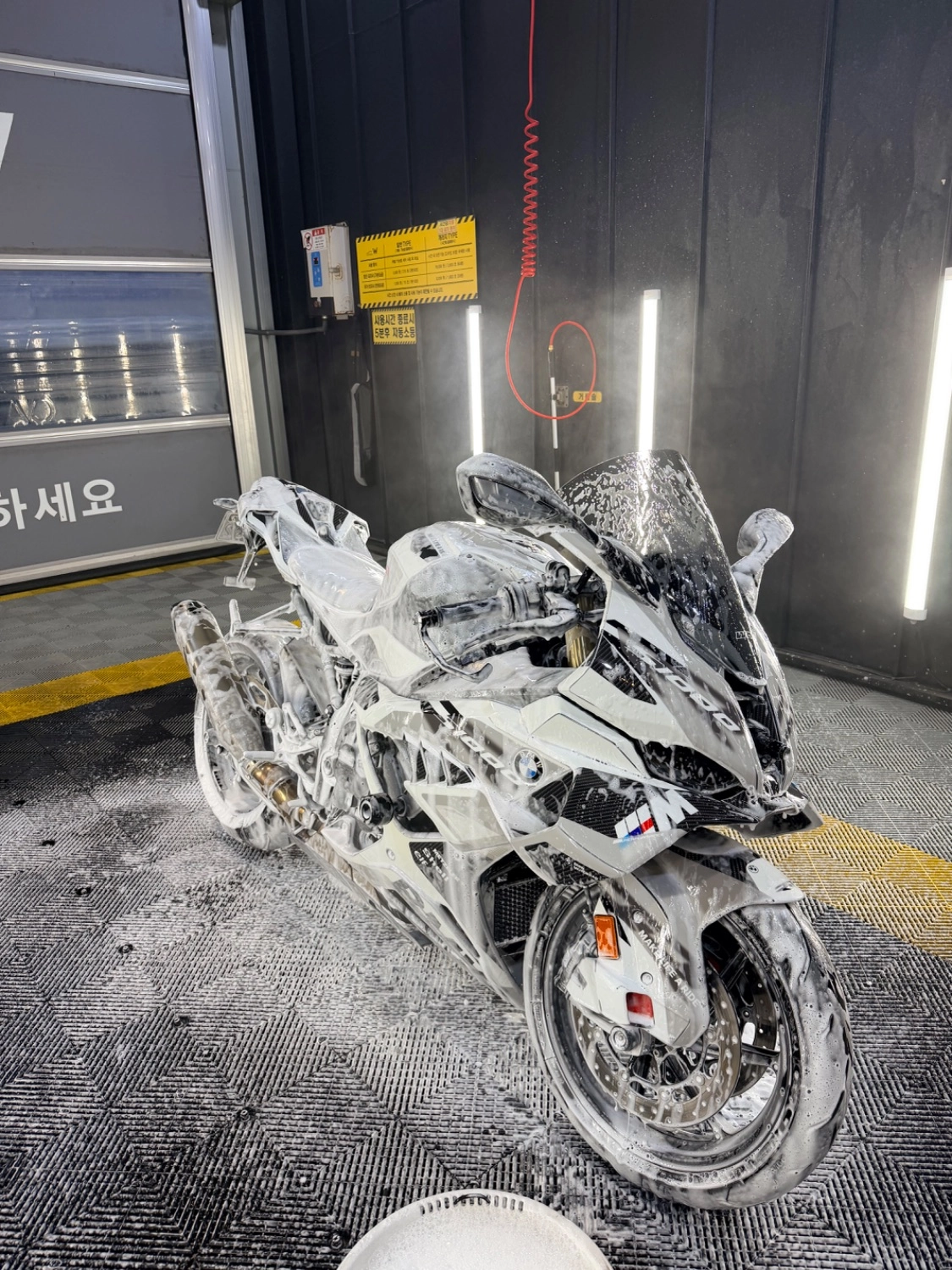 BMW S 1000 RR 2025 블랙 사진 7