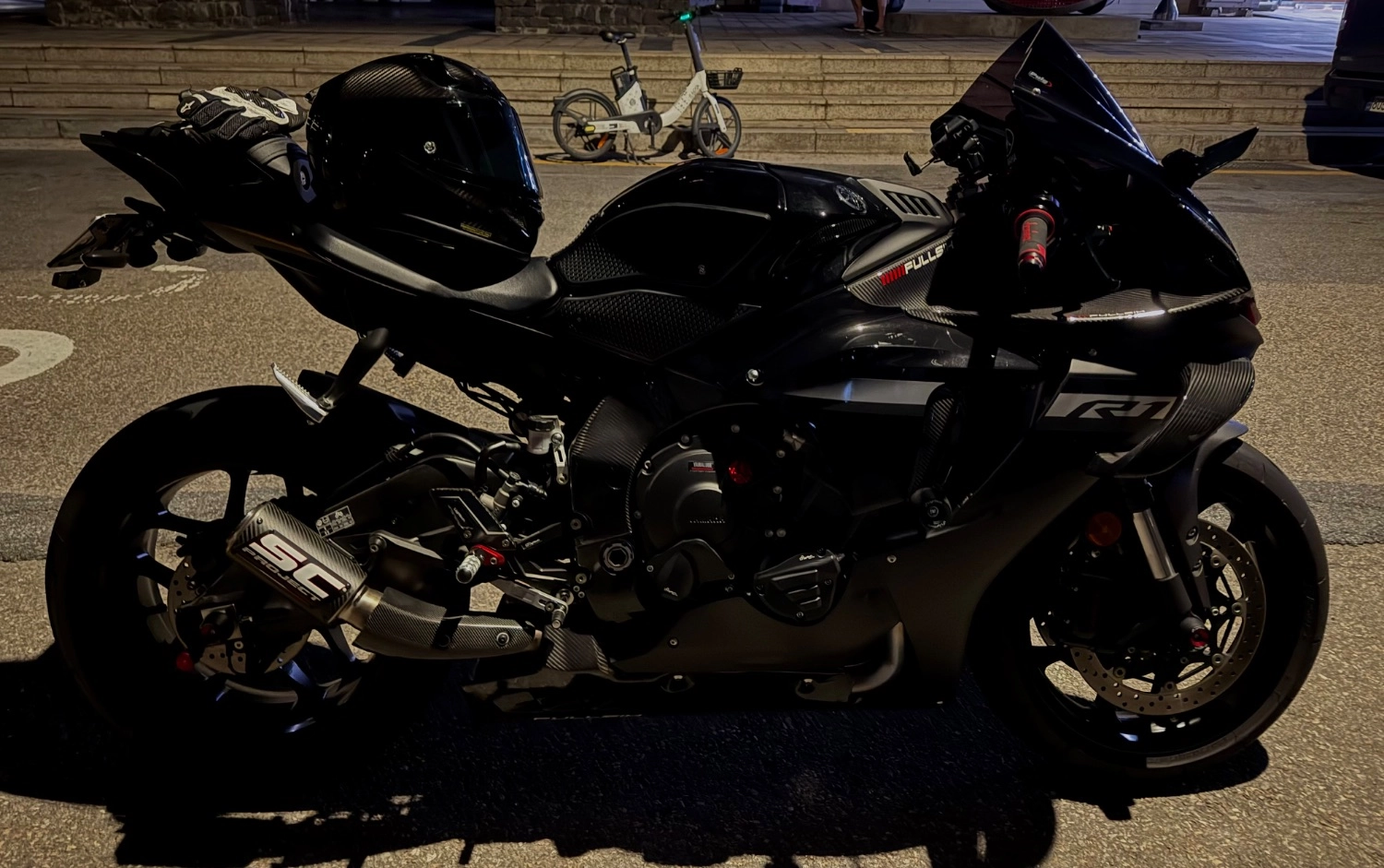 야마하 YZF R1 2026 블랙 사진 2