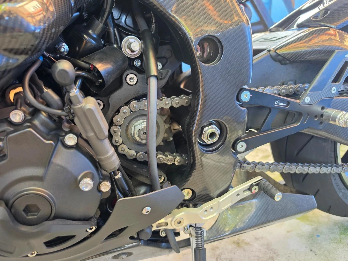 야마하 YZF R1 2024 블랙 사진 3