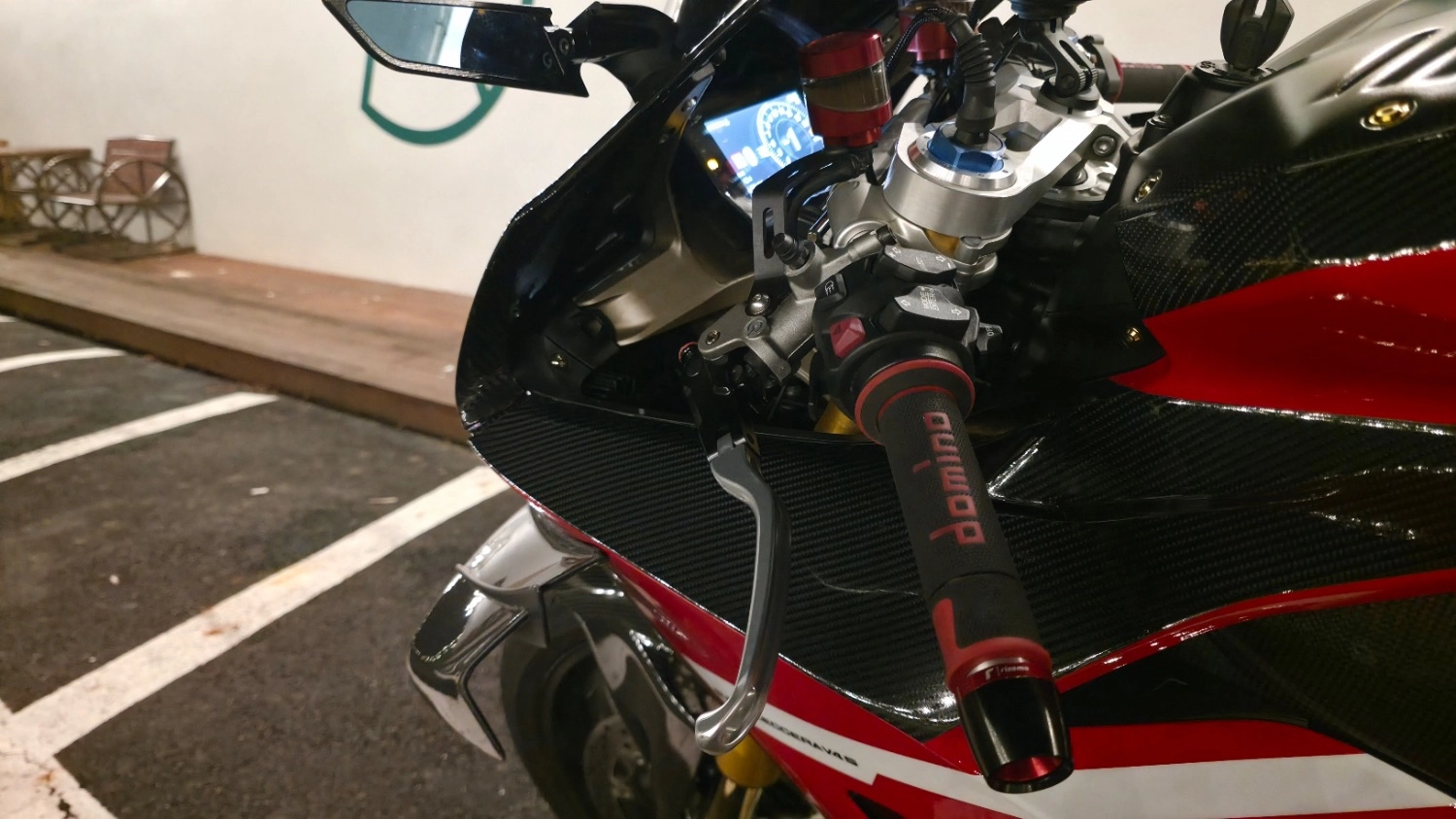 두카티 파니갈레 V4 S 2020 블랙 사진 3