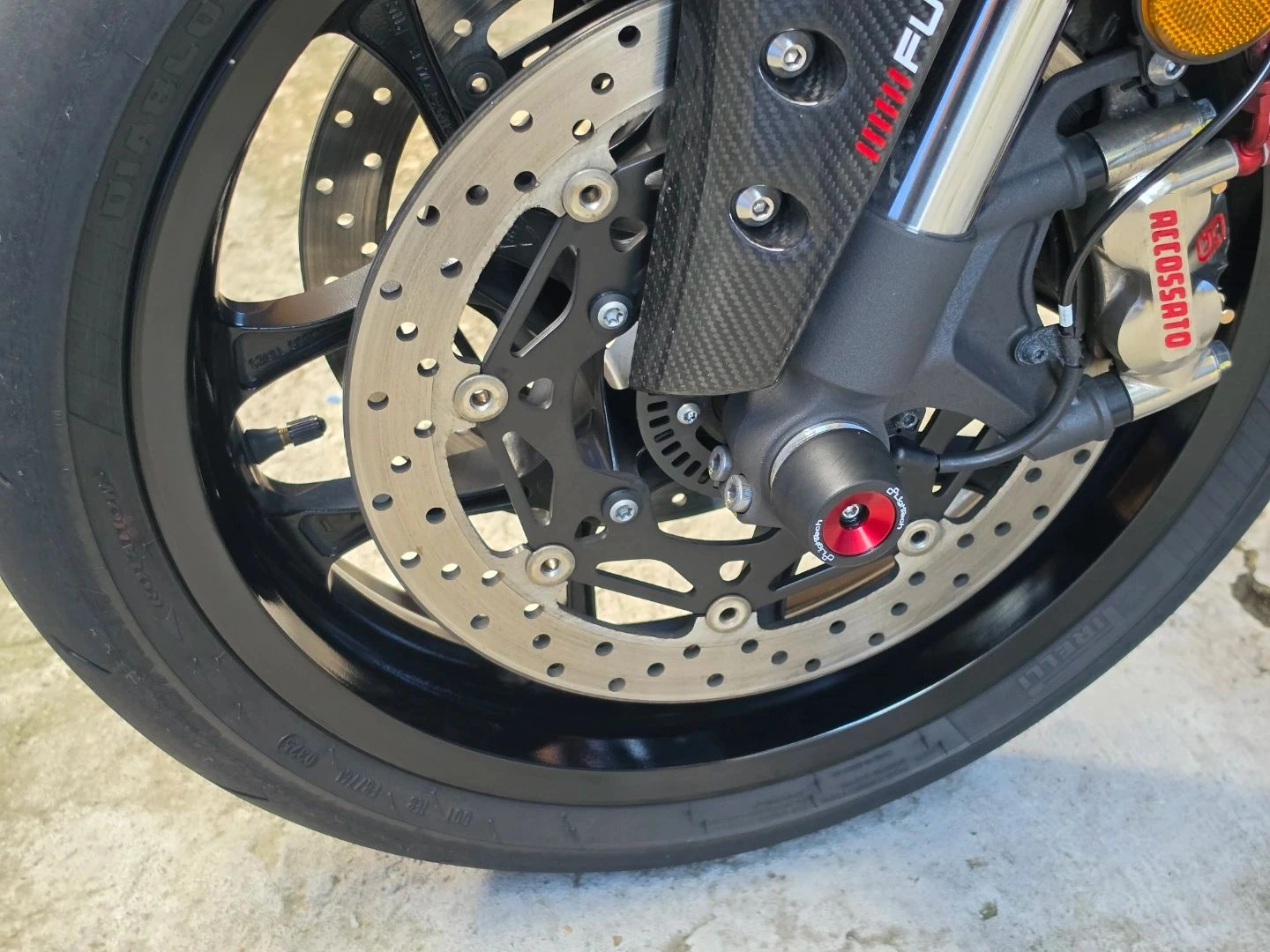 야마하 YZF R1 2024 블랙 사진 4