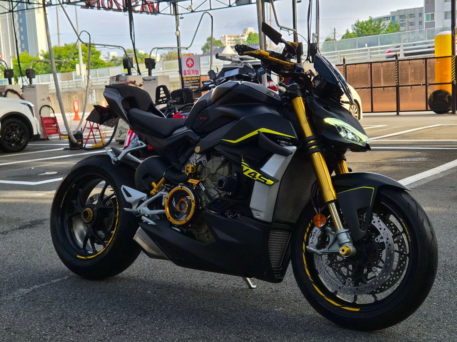 두카티 스트리트파이터 V4 S 2021 블랙 사진 2