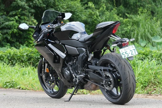 서킷과 공도를 아우르며 라이더의 한계를 넓혀주는 YZF-R7 ABS