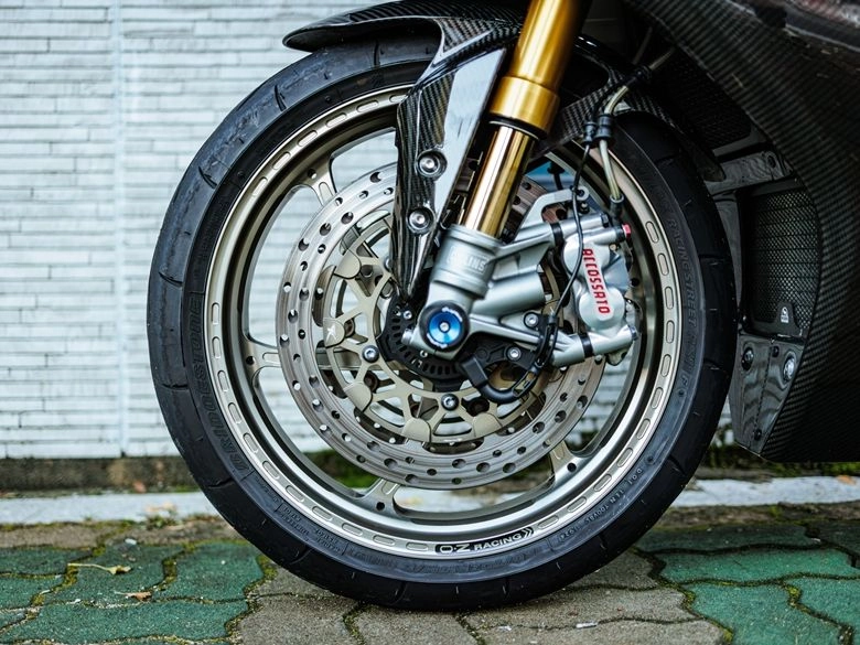 야마하 YZF R1 M 2024 블랙 사진 8