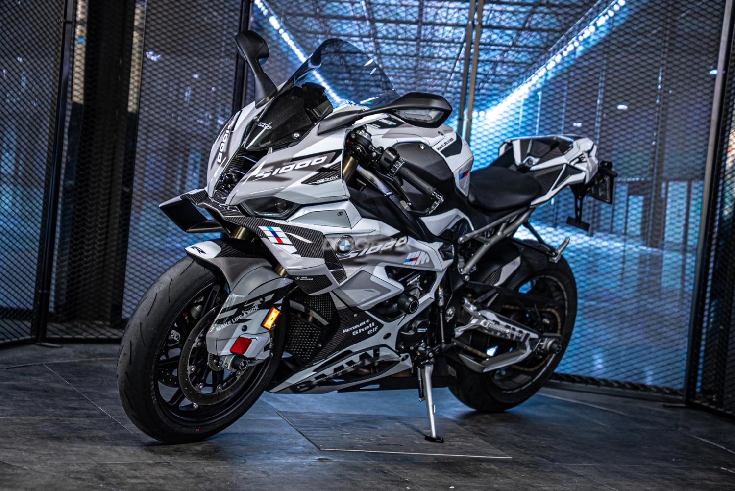 BMW S 1000 RR 2025 블랙 사진 5