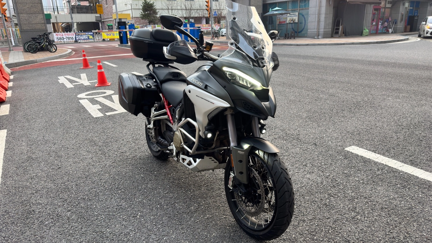 두카티 멀티스트라다 V4 S 2022 화이트 사진 1