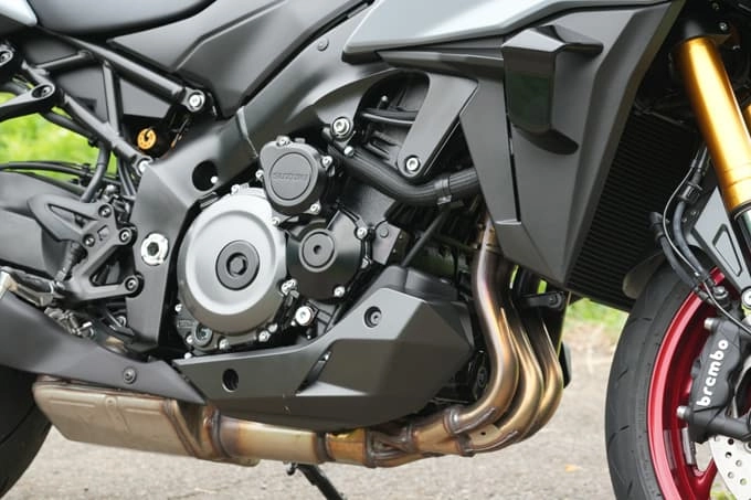 명기로 평가받는 GSX-R1000 K5 엔진을 기반으로 다듬어진 998cc 직렬 4기통 엔진