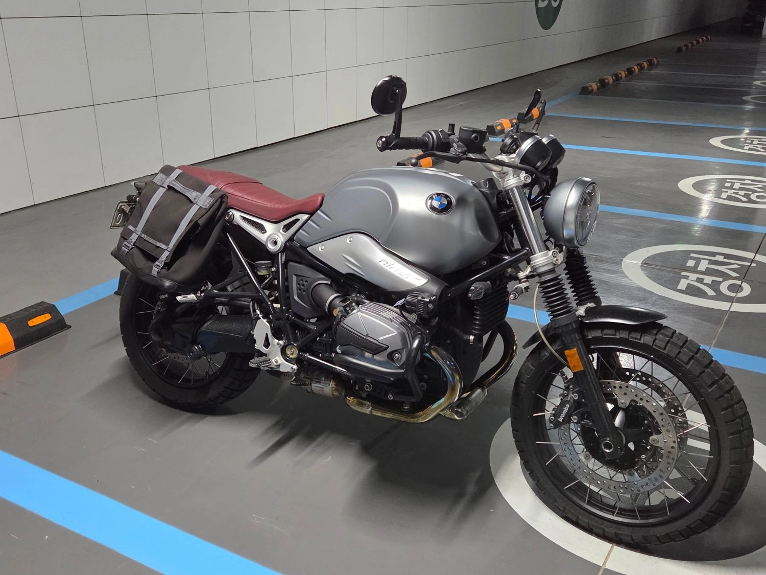 BMW R nine T 스크램블러 2023 실버 사진 4