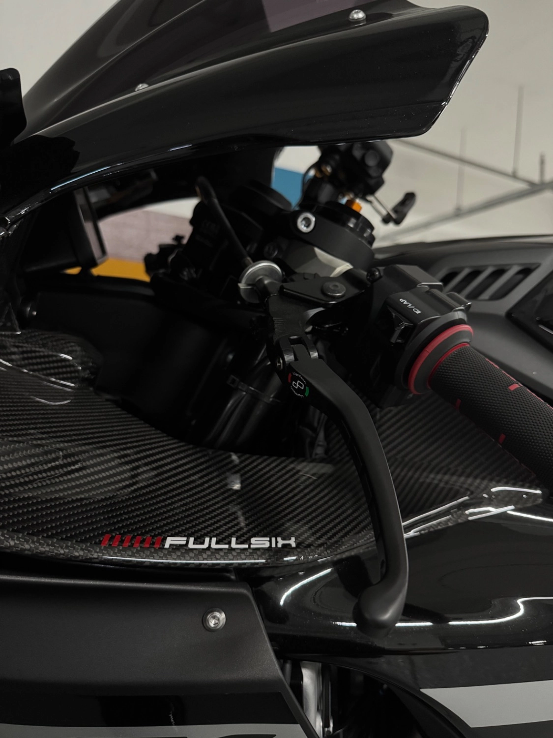 야마하 YZF R1 2026 블랙 사진 3
