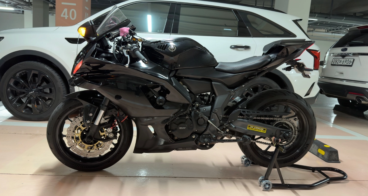 야마하 YZF R7 2022 블랙 사진 4