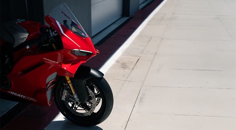 Ducati Panigale V4 R｜サイドポッド初搭載による異次元の旋回力と、プロと同じシフト操作でコーナーへ。新型「パニガーレV4 R」の555万円に隠された本気の造り込み【新型発売】