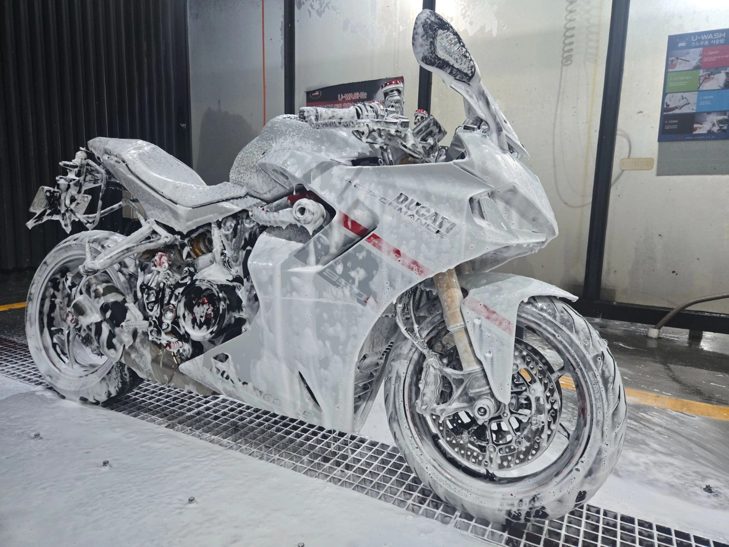 두카티 슈퍼스포츠 950 S 2024 화이트 사진 4