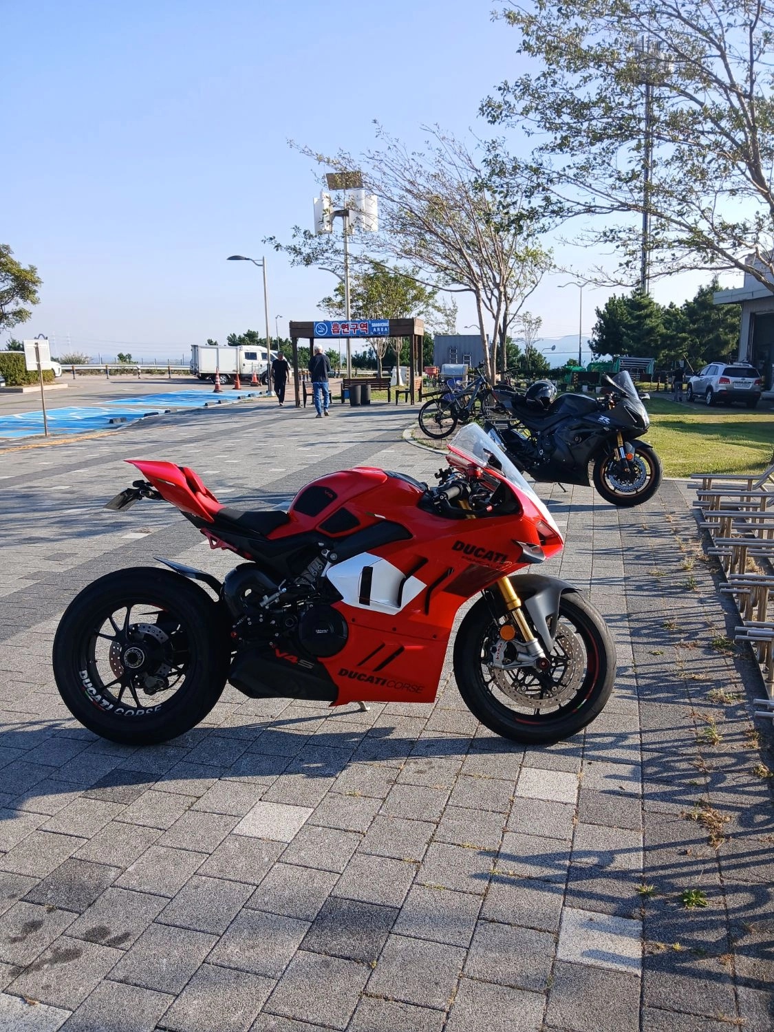 두카티 파니갈레 V4 S 2022 레드 사진 2