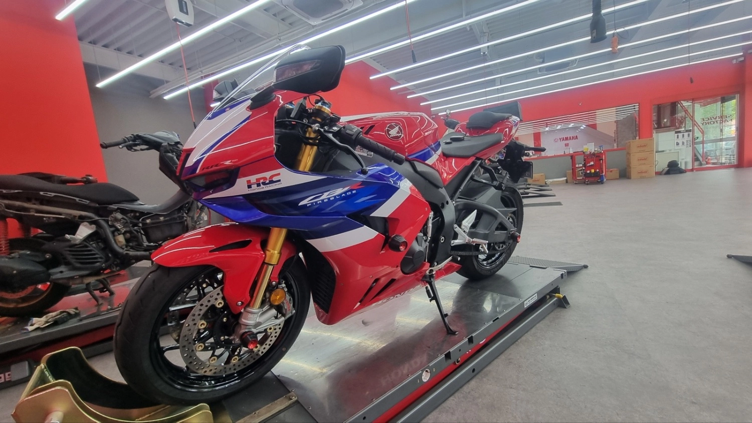 혼다 CBR 1000 RR-R 파이어블레이드 SP 2025 레드 사진 2