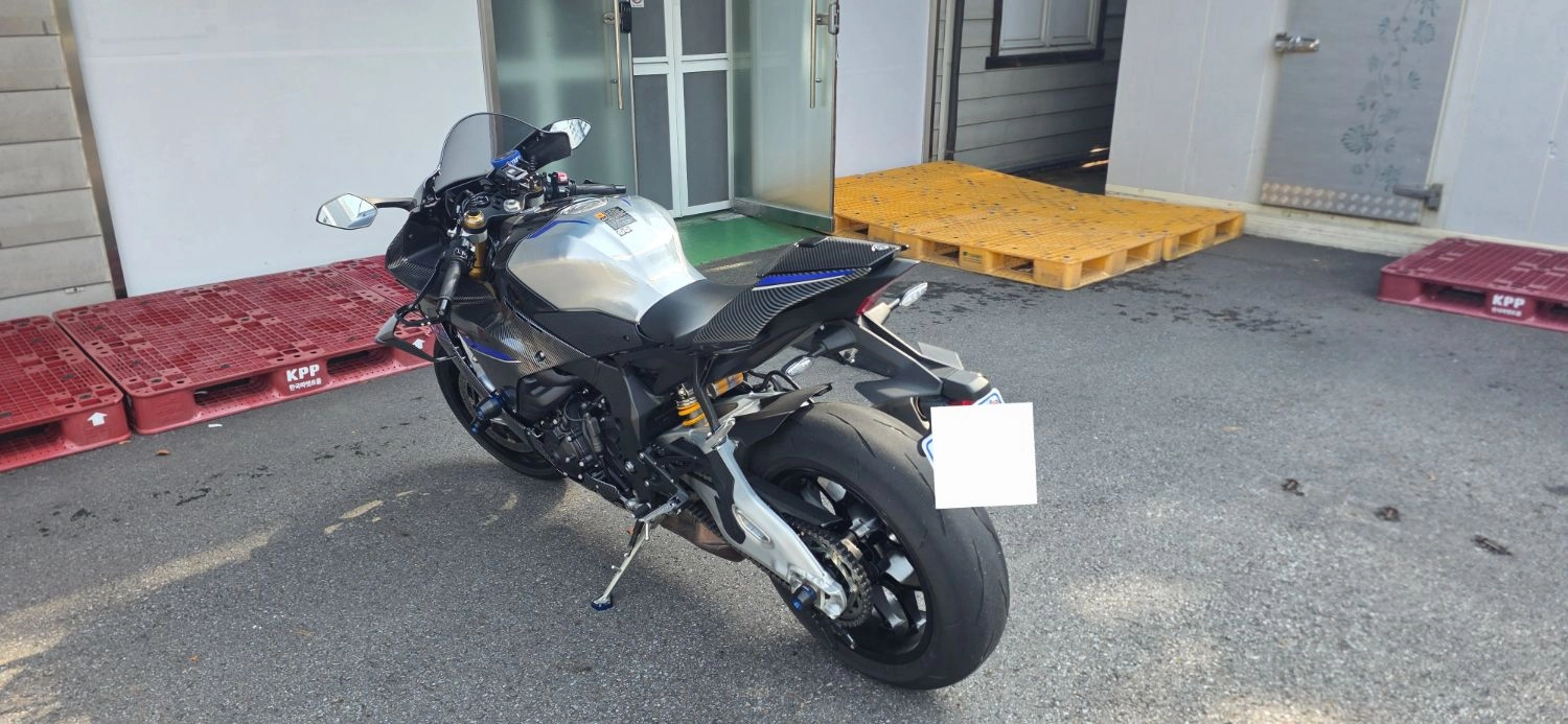 야마하 YZF R1 M 2024 블랙 사진 5