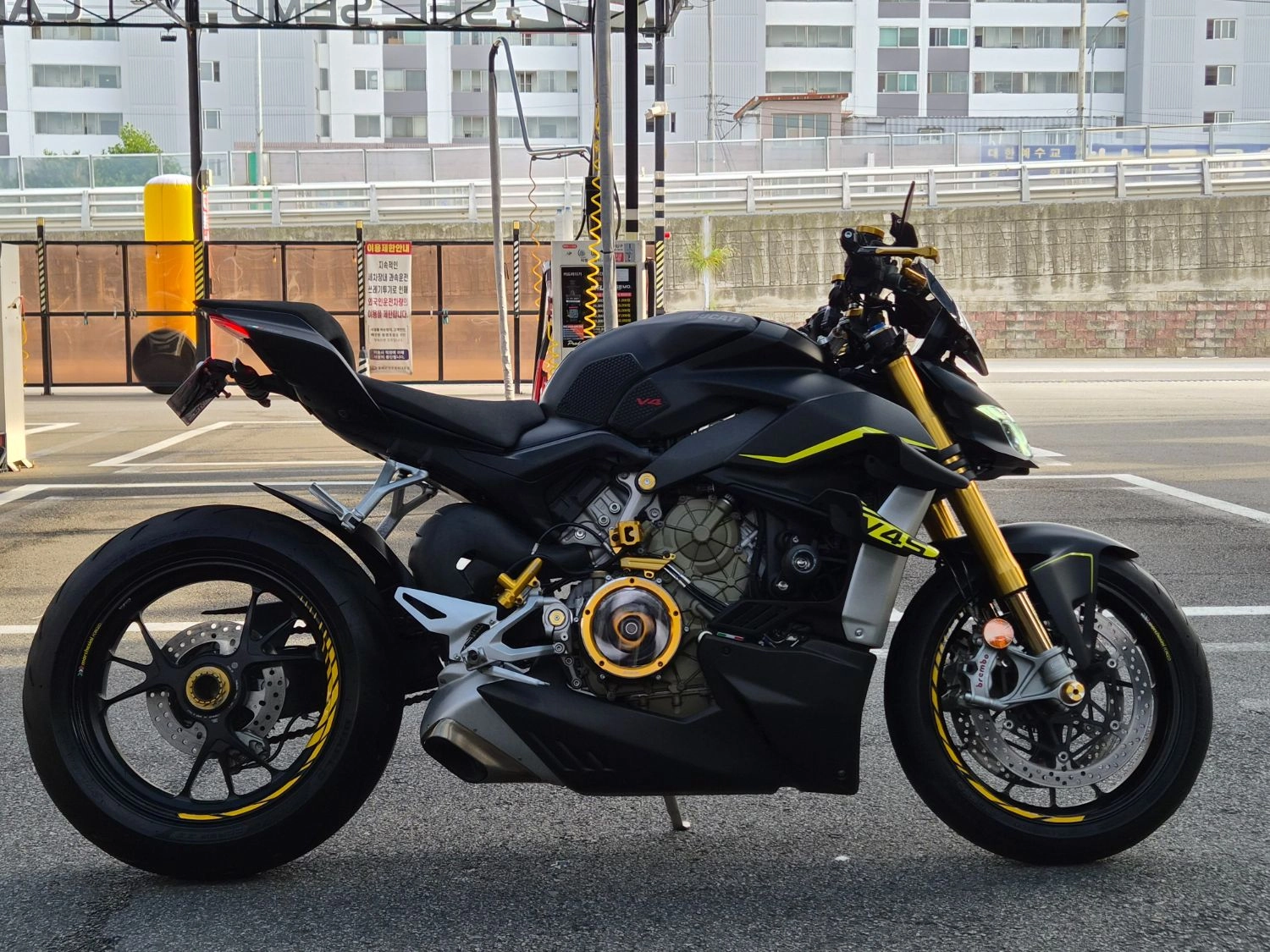 두카티 스트리트파이터 V4 S 2021 블랙 사진 3