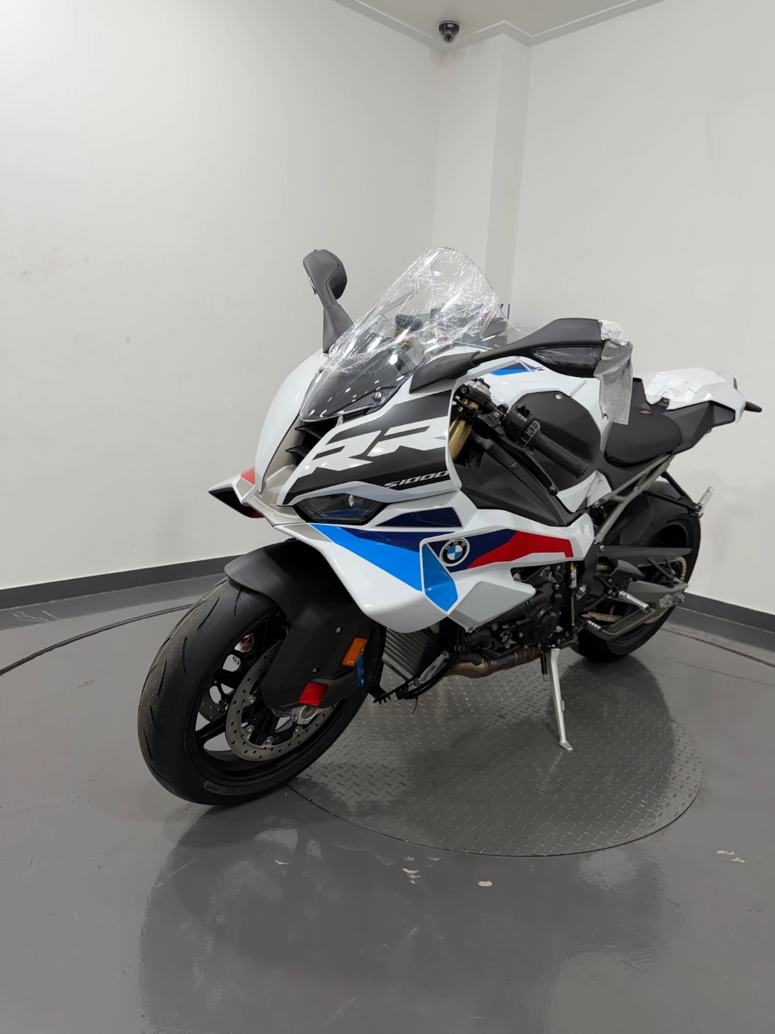 BMW S 1000 RR 2026 화이트 사진 2