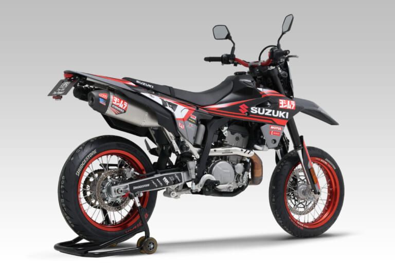 YOSHIMURA DR-Z4S/4SM Slip-On RS-12 サイクロン｜約25%の軽量化とリニアな加速。競技由来のレスポンスを持つ、公道対応のDR-Z4S/SM用ヨシムラスリップオンマフラーが登場