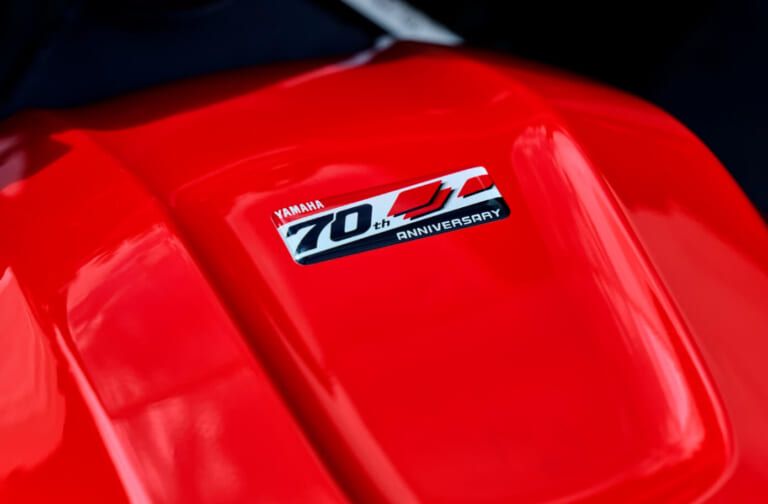 YAMAHA YZF-R3｜Y2K直撃カラーにスマホ充電もバッチリ! 街乗りもツーリングもこなす相棒、ヤマハ「YZF-R25/R3」2026年モデルが登場
