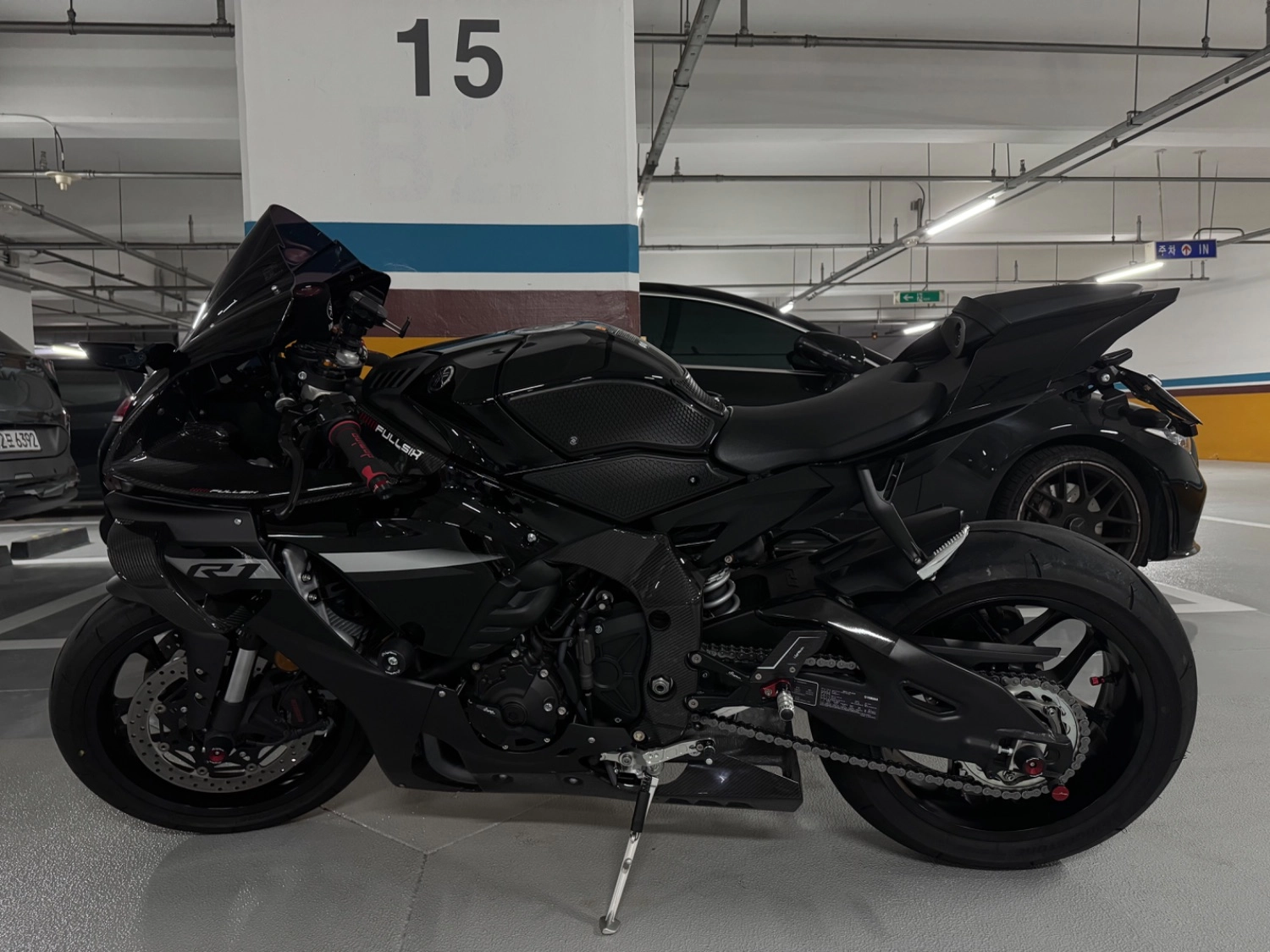 야마하 YZF R1 2026 블랙 사진 1