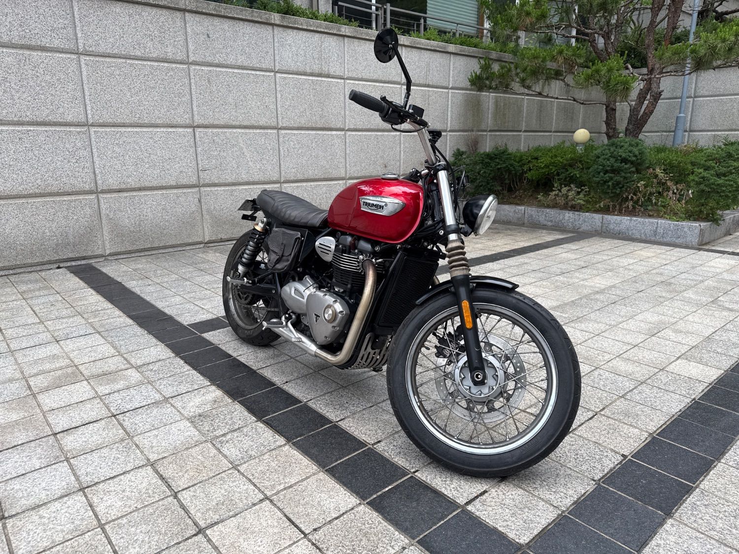 트라이엄프 본네빌 T100 2020 레드 사진 2