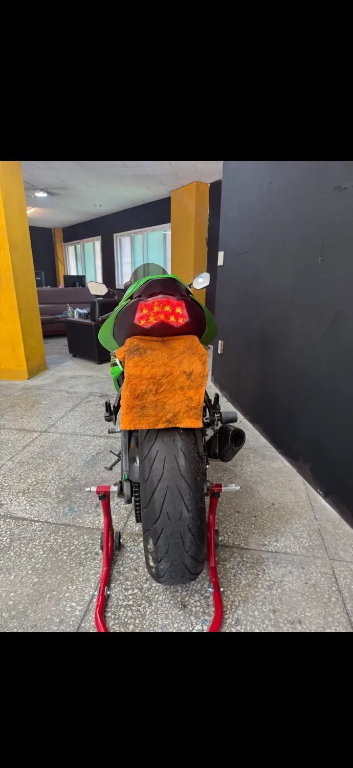 가와사키 닌자 ZX 10 R thumb 2