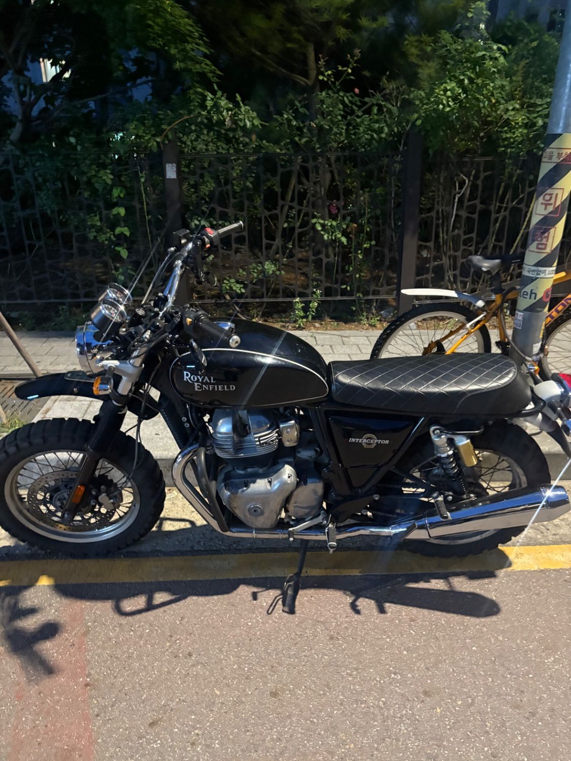 로얄엔필드 인터셉터 650 more